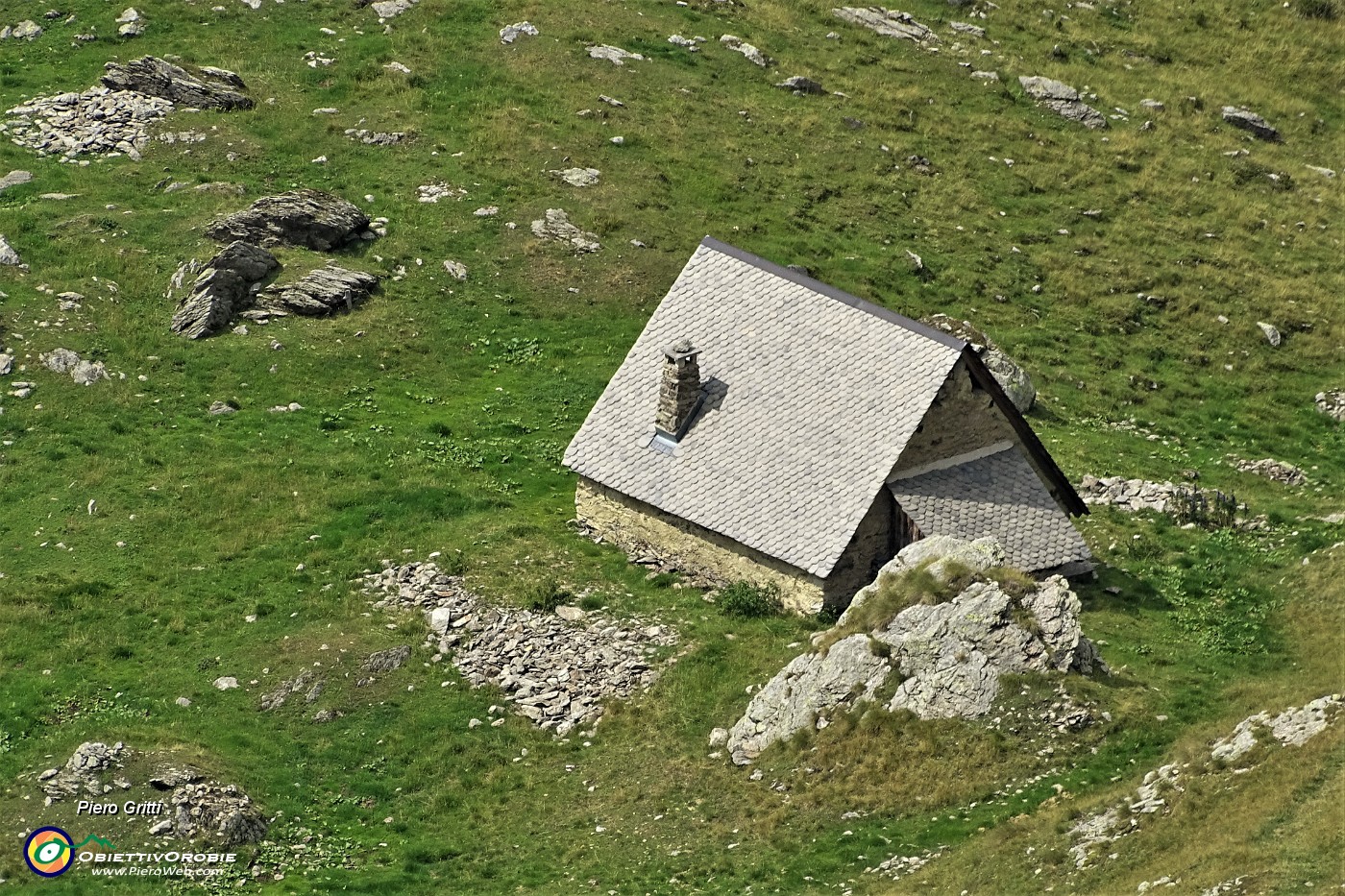 65 Zoom su Baita Pianadei (2097 m).JPG